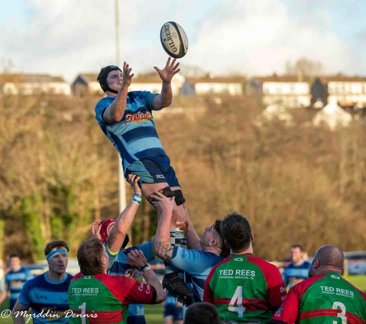 Tom wins this line out for The Otters